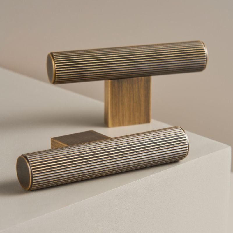 Nobula - Antiker Schrank-Zug