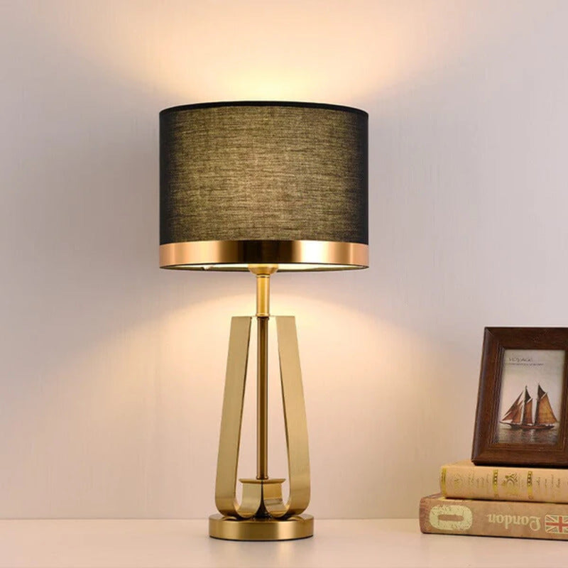 Aureum – Tischlampe mit goldenem Kegeldesign