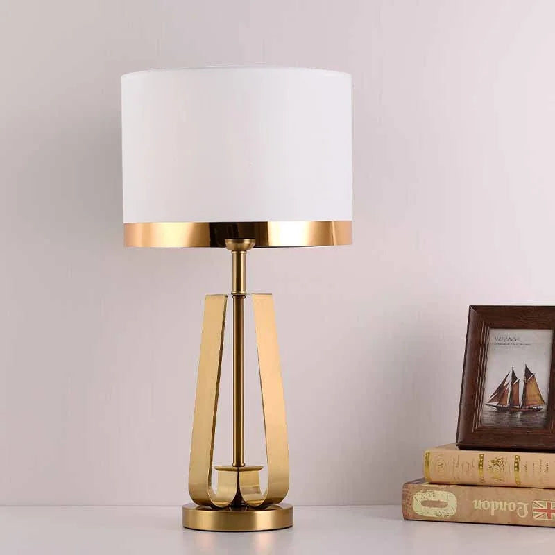 Aureum – Tischlampe mit goldenem Kegeldesign