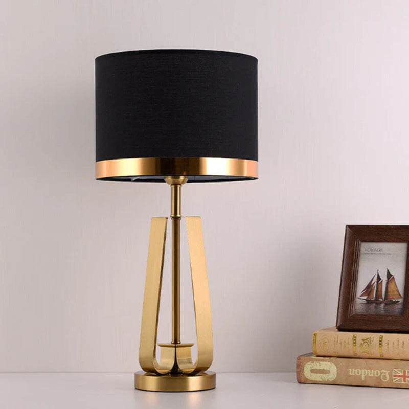 Aureum – Tischlampe mit goldenem Kegeldesign