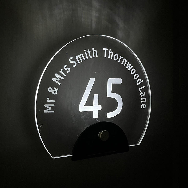 Individualne moderne solarne hišne številke