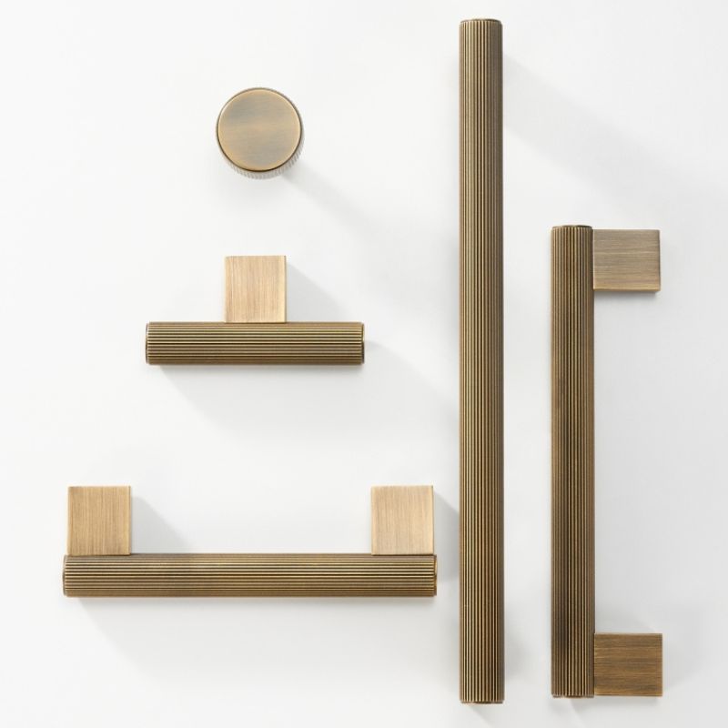 Nobula - Antiker Schrank-Zug