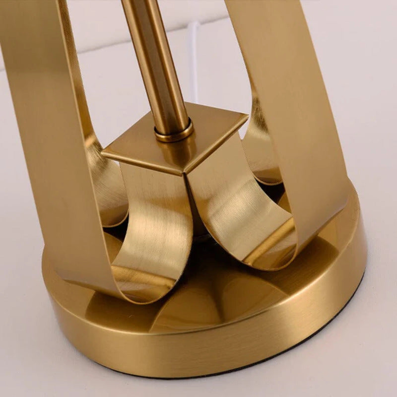 Aureum – Tischlampe mit goldenem Kegeldesign