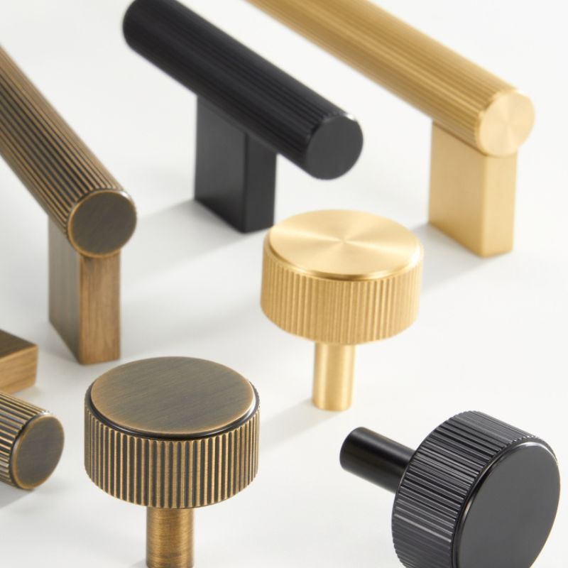 Nobula - Antiker Schrank-Zug