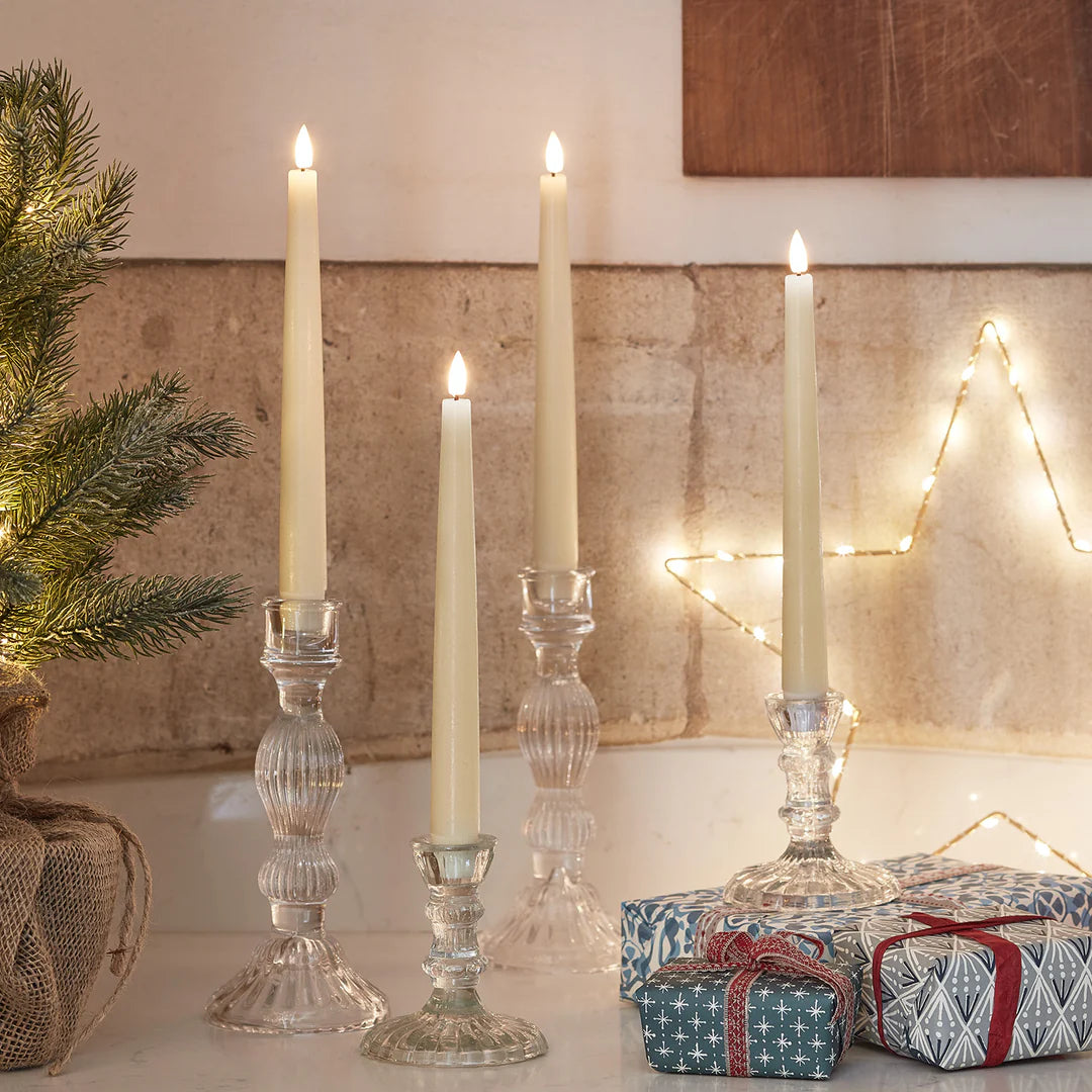 Set mit 4 flammenlosen, flackernden LED-Kerzen aus Wachs