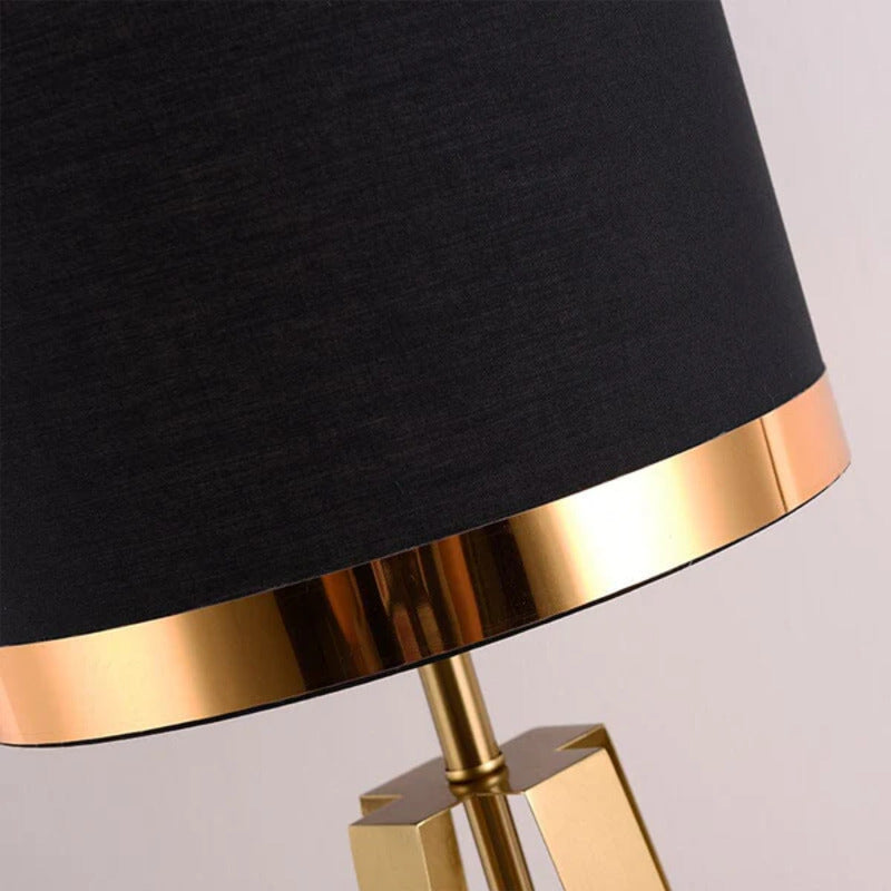Aureum – Tischlampe mit goldenem Kegeldesign