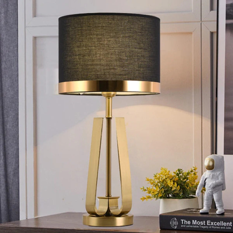 Aureum – Tischlampe mit goldenem Kegeldesign