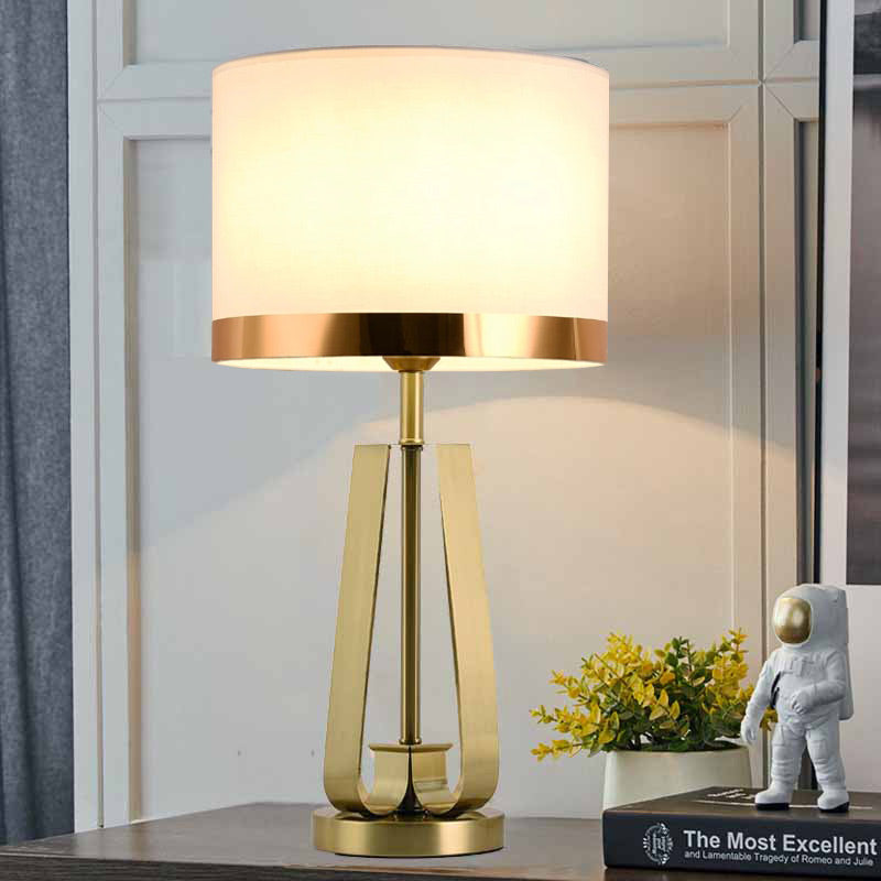 Aureum – Tischlampe mit goldenem Kegeldesign