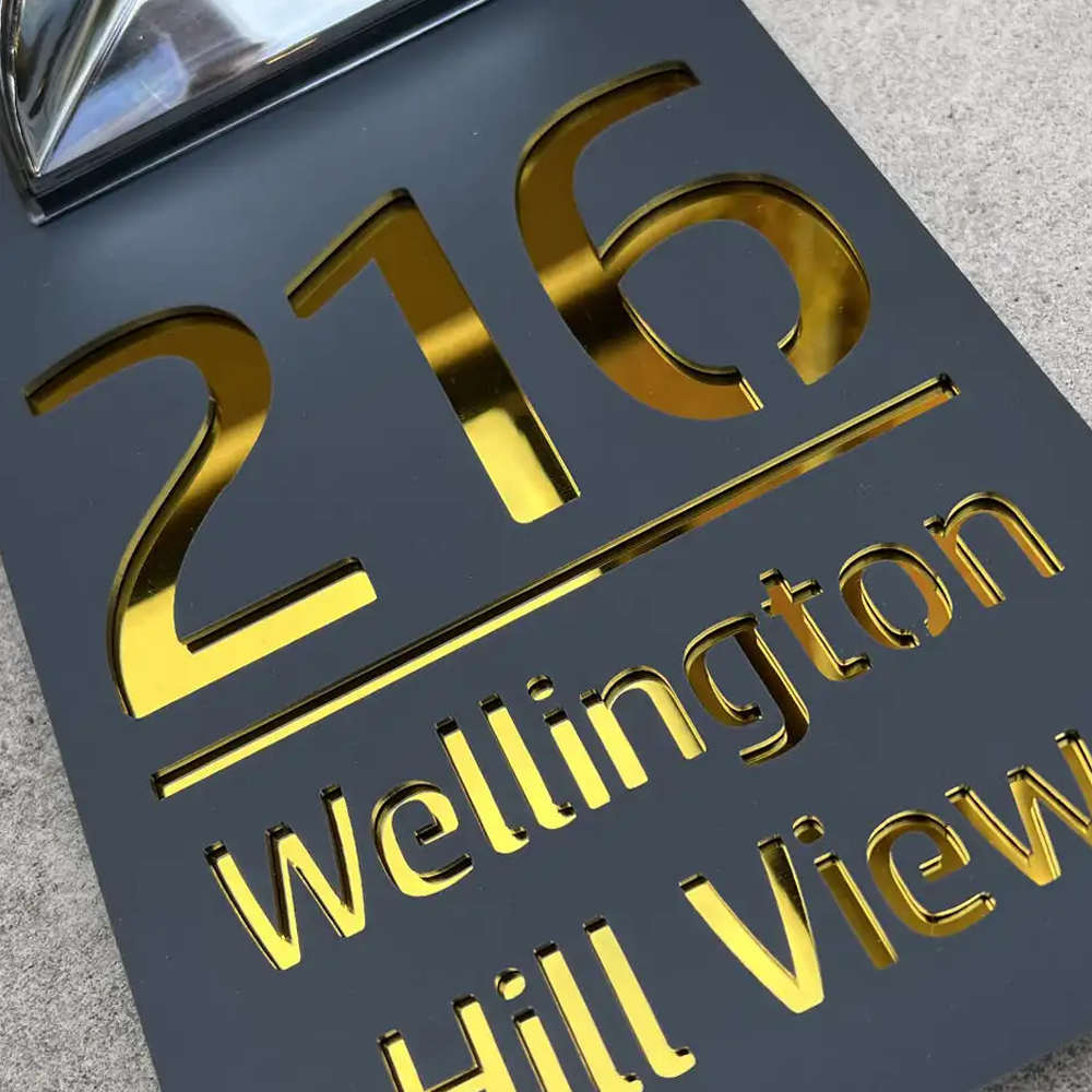 Personalisierte LED-Solaradresse mit Zahlengravur